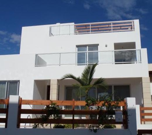 Modern villa, 4 bedrooms, private pool, close to Coral bay strip