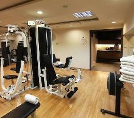 VeryCentral 2 bedroom ++ with Parking/Terraces/Gym