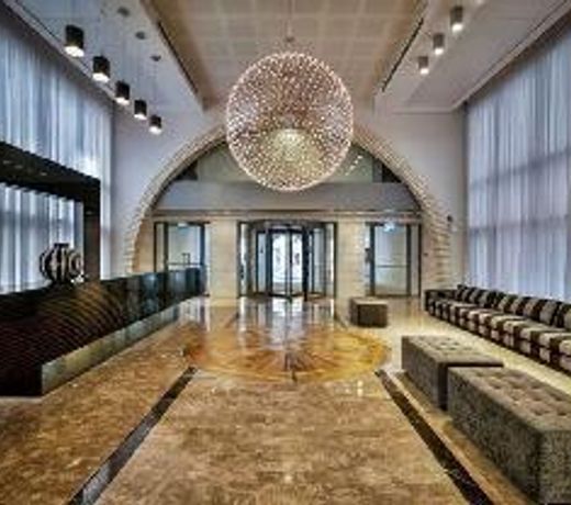 VeryCentral 2 bedroom ++ with Parking/Terraces/Gym