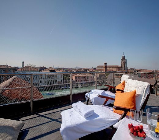 ACQUAMARE Suite with Roof terrace & Canal view
