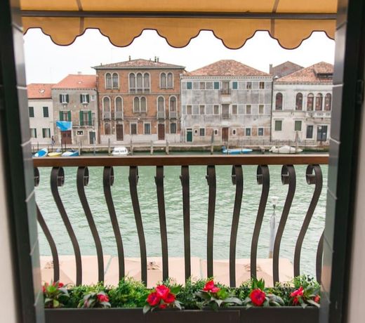 AMETISTA Suite with panoramic Canal view