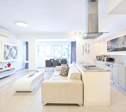 Relaxing 3BR in Ben yehuda 66 by HolyGuest