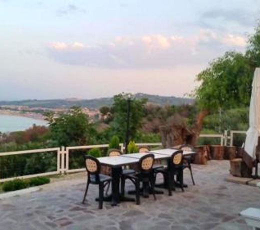 2 bedrooms house with sea view and furnished garden at Vasto 4 km away from the beach