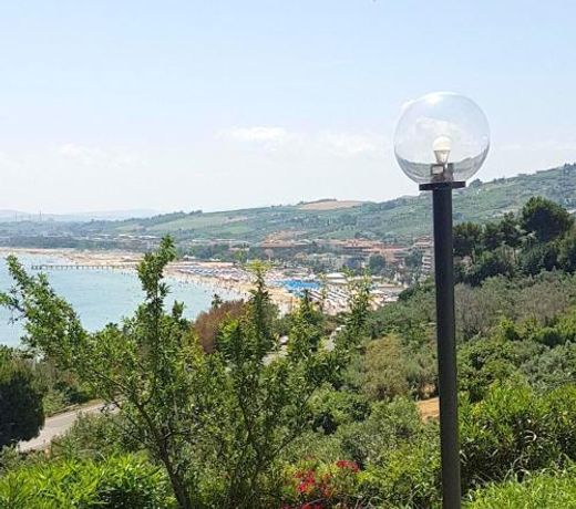 2 bedrooms house with sea view and furnished garden at Vasto 4 km away from the beach