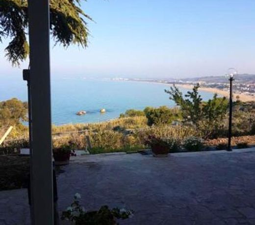 2 bedrooms house with sea view and furnished garden at Vasto 4 km away from the beach