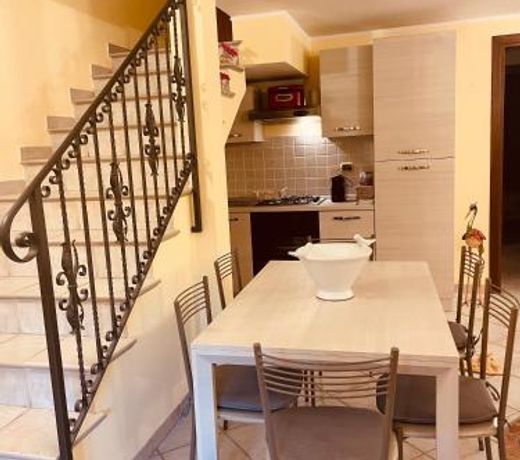 LA CASA TRA GLI ULIVI