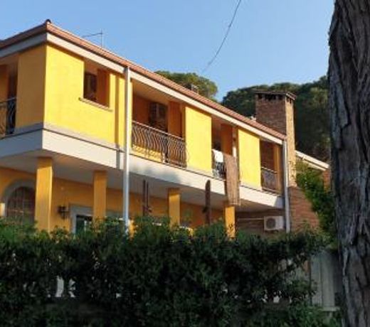 Le Contrada