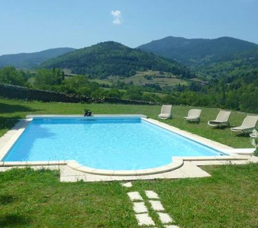 Demeure de 15 chambres avec piscine privee jardin clos et wifi a Satillieu