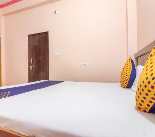 SPOT ON 67937 Lakshmi Plaza