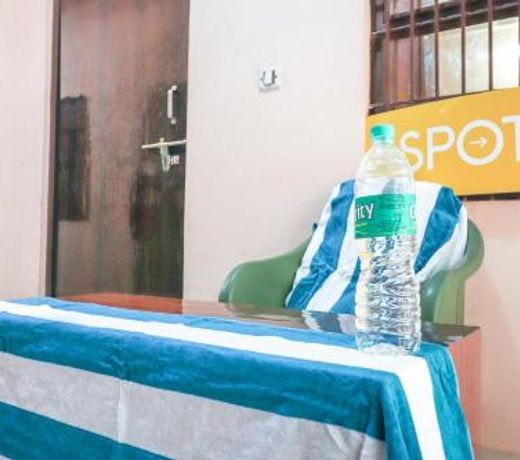 SPOT ON 67937 Lakshmi Plaza