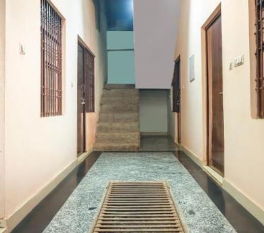 SPOT ON 67937 Lakshmi Plaza