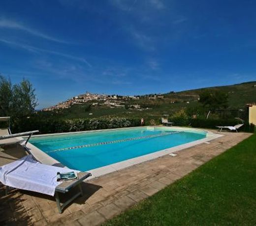 Cozy Farmhouse in Trevi with Swimming Pool