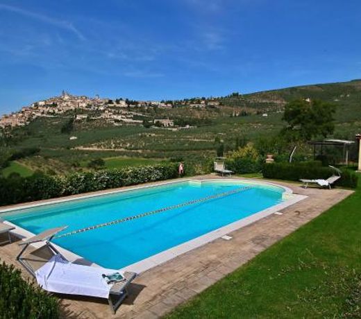 Cozy Farmhouse in Trevi with Swimming Pool