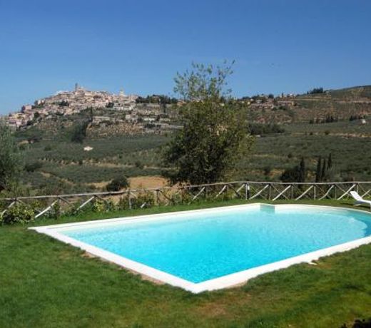 Cozy Farmhouse in Trevi with Swimming Pool