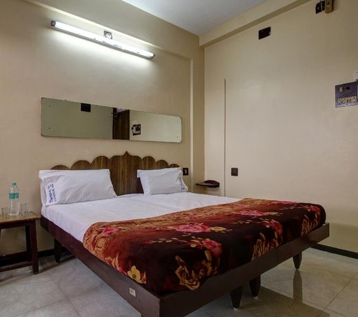 SPOT ON 45084 Hotel Navaratna Deluxe