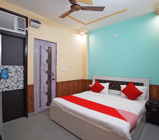 OYO 46922 Qlark White Palace