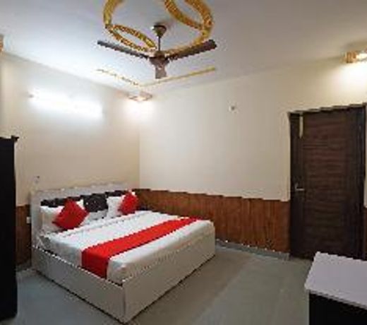 OYO 46922 Qlark White Palace