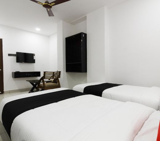Capital O 63727 Mythri Hotel