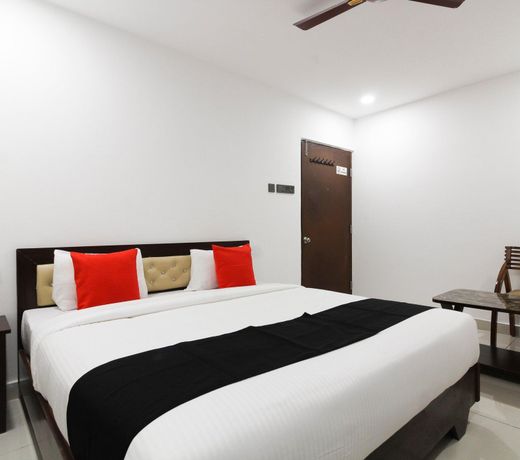 Capital O 63727 Mythri Hotel