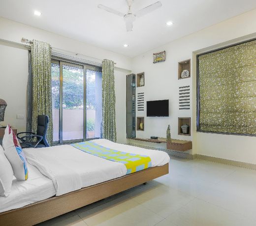 OYO Home 47863 Luxurious Stay Bandra East
