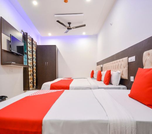 OYO 65425 Hotel Red Hut