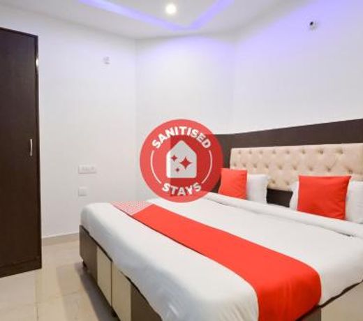 OYO 65425 Hotel Red Hut