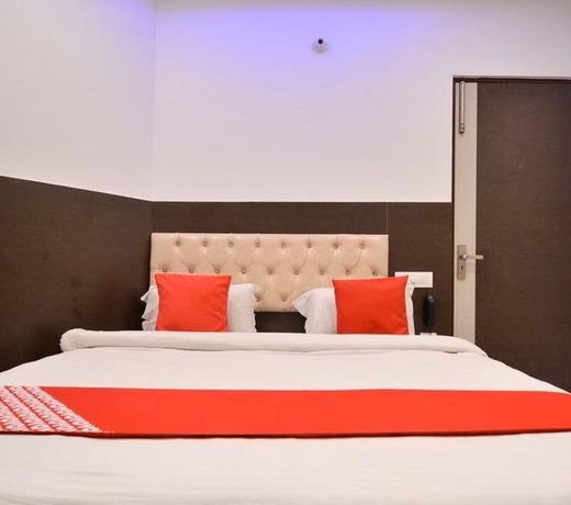 OYO 65425 Hotel Red Hut