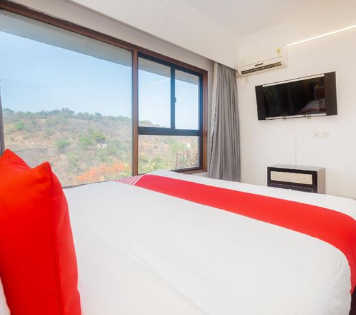 OYO Townhouse 808 Royal Palms Shared Serviced Apartment