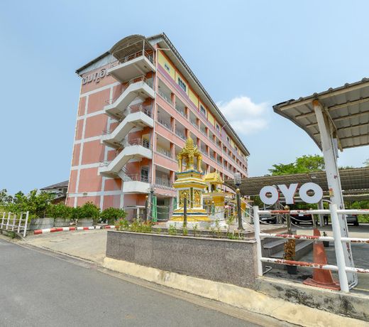 OYO 762 Chompoo