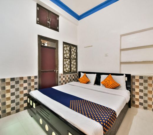 SPOT ON 69081 Sanvi Lodge
