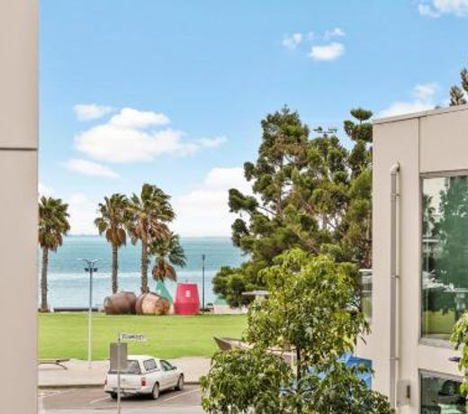 Edgewater 208