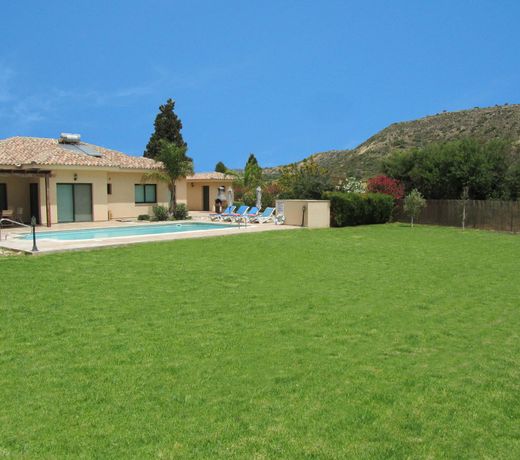 Gorgeous Bungalow by Pissouri Bay with private big pool landcaped Gardenwifi