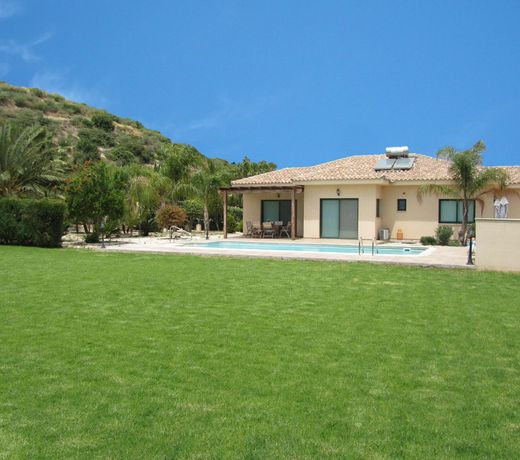 Gorgeous Bungalow by Pissouri Bay with private big pool landcaped Gardenwifi