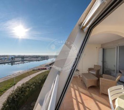 AS9836 - P2 dans une residence sur la plage avec belle vue sur le chenal et parking prive