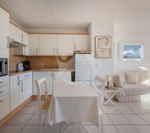 AS9836 - P2 dans une residence sur la plage avec belle vue sur le chenal et parking prive