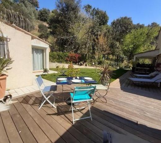 Dans UN JARDIN BB et JACUZZI