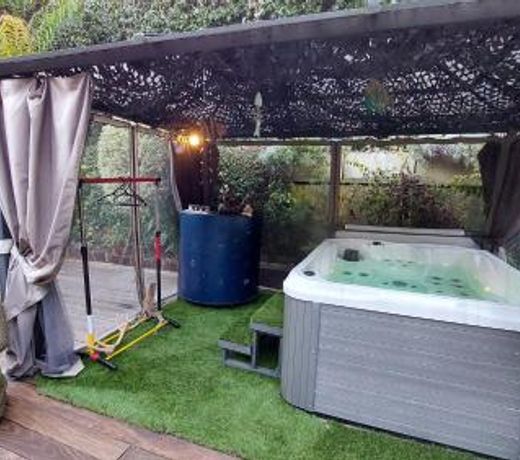 Dans UN JARDIN BB et JACUZZI