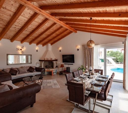 Five bedroom villa Emily with pool in Medulin