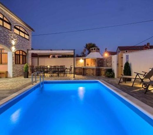 Wonderful villa Dvori with private pool for 12 persons near Pula