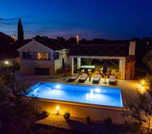 Villa Lorema-jacuzzi,billiard,table tennis&football