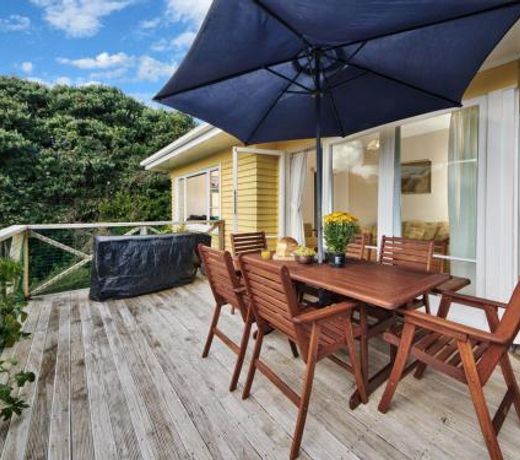 Surfer's Sunshine Cottage - Piha Holiday Home