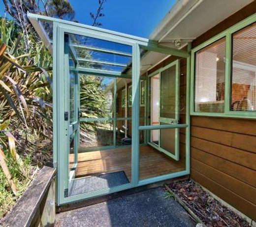 Seaview, Sun and Surf - Piha Holiday Home