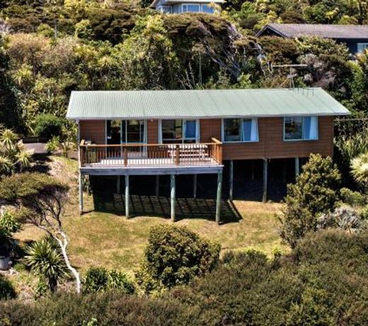 Seaview, Sun and Surf - Piha Holiday Home