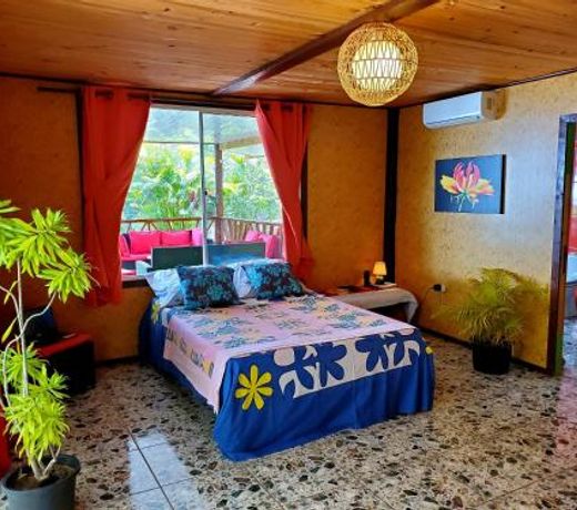 Le Ua Huka Horse House