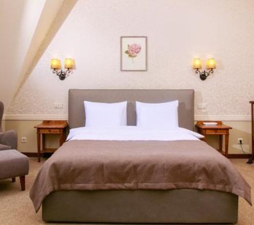 English Club Hotel