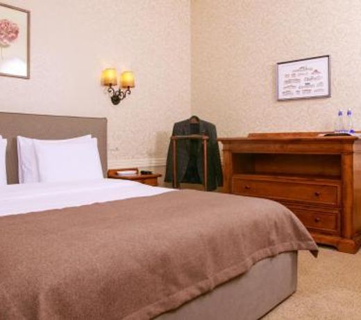 English Club Hotel
