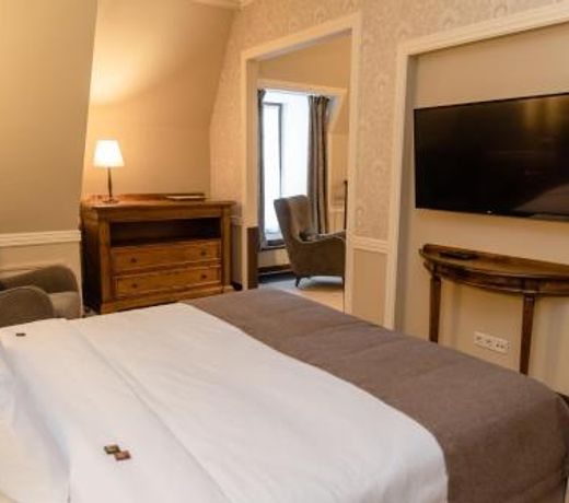 English Club Hotel