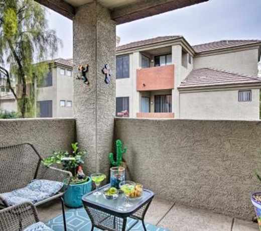 Chic Condo with Pool about 3 Mi to Downtown Phoenix!