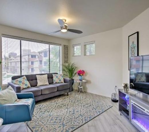 Chic Condo with Pool about 3 Mi to Downtown Phoenix!