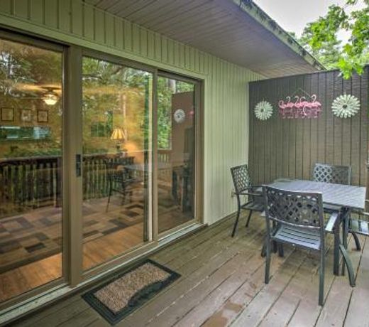 Cozy Retreat with Deck 3 Mi to DeSoto Golf Course!